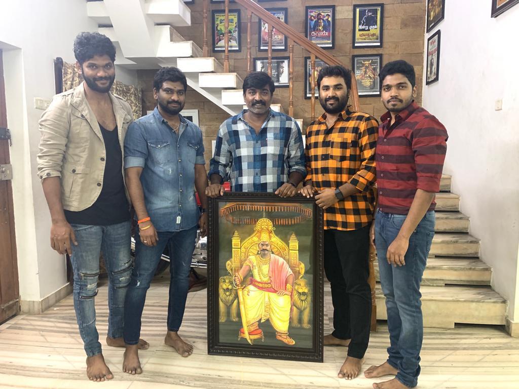 Chandaraa Arts (@chandaraaarts) on Twitter photo Engal Makkal Selvanukku iniya piranthanaal vaalthukkal 😍😍
#HBDVijaySethupathi #HBDMakkalSelvanVJS
<a href="/essakikarthik/">Essakikarthik</a> <a href="/essaki16/">essaki</a> <a href="/ruggyz/">R_UG3 Adepoju</a> Engal Makkal Selvanukku iniya piranthanaal vaalthukkal 😍😍
#HBDVijaySethupathi #HBDMakkalSelvanVJS
<a href="/essakikarthik/">Essakikarthik</a> <a href="/essaki16/">essaki</a> <a href="/ruggyz/">R_UG3 Adepoju</a>
