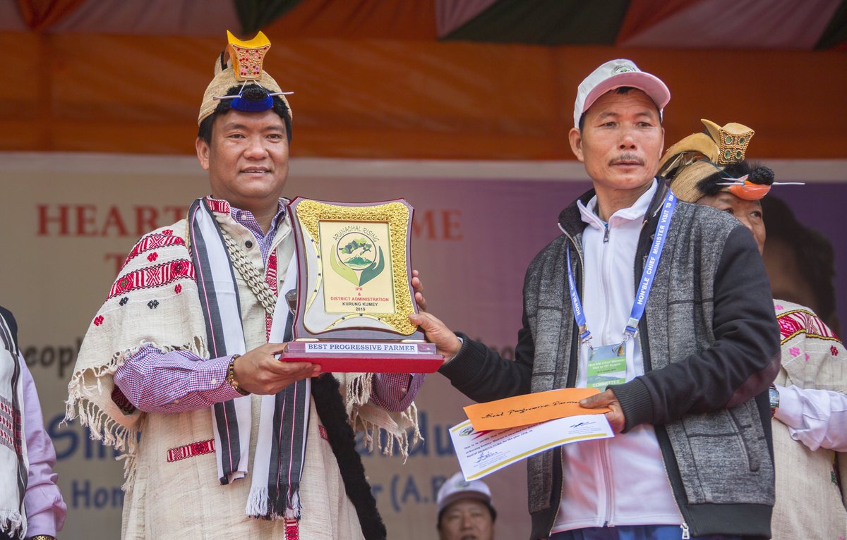 PemaKhanduBJP's tweet photo. As part of #ArunachalRisingCampaign, gave away certificates and cash award to best ASHA &amp; Angandwadi workers including progressive farmers of Kurung Kumey district. The campaign aims to bring awareness to people on state and central flagships programs. @PMOIndia https://t.co/FhdcN0rLa6