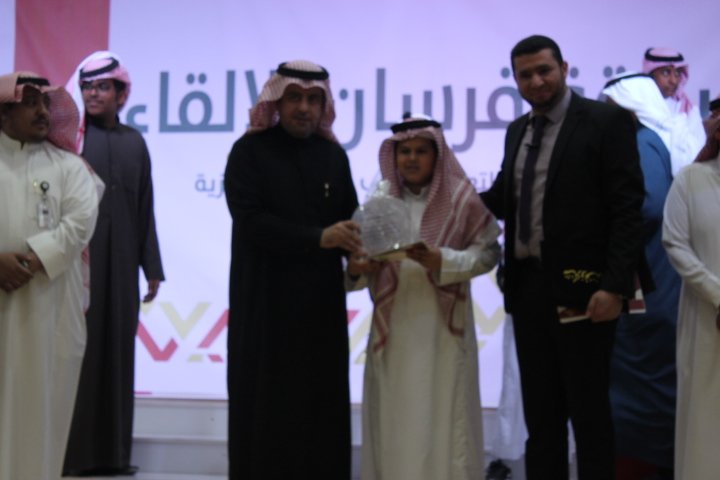 توجّت #متوسطة_الرواد_فرع_المنصورة  
بالمستوى الأول في مسابقة فرسان الإلقاء على مستوى #مكتب_تعليم_العزيزية  بمشاركة الطالب/ سعود بندر النهدي ومدربة المعلم محمد شاهين  وبحضور مدير إدارة النشاط
 الدكتور/ أنور أبو عباة 
ومدير مكتب العزيزية أ. خالد الدريهم