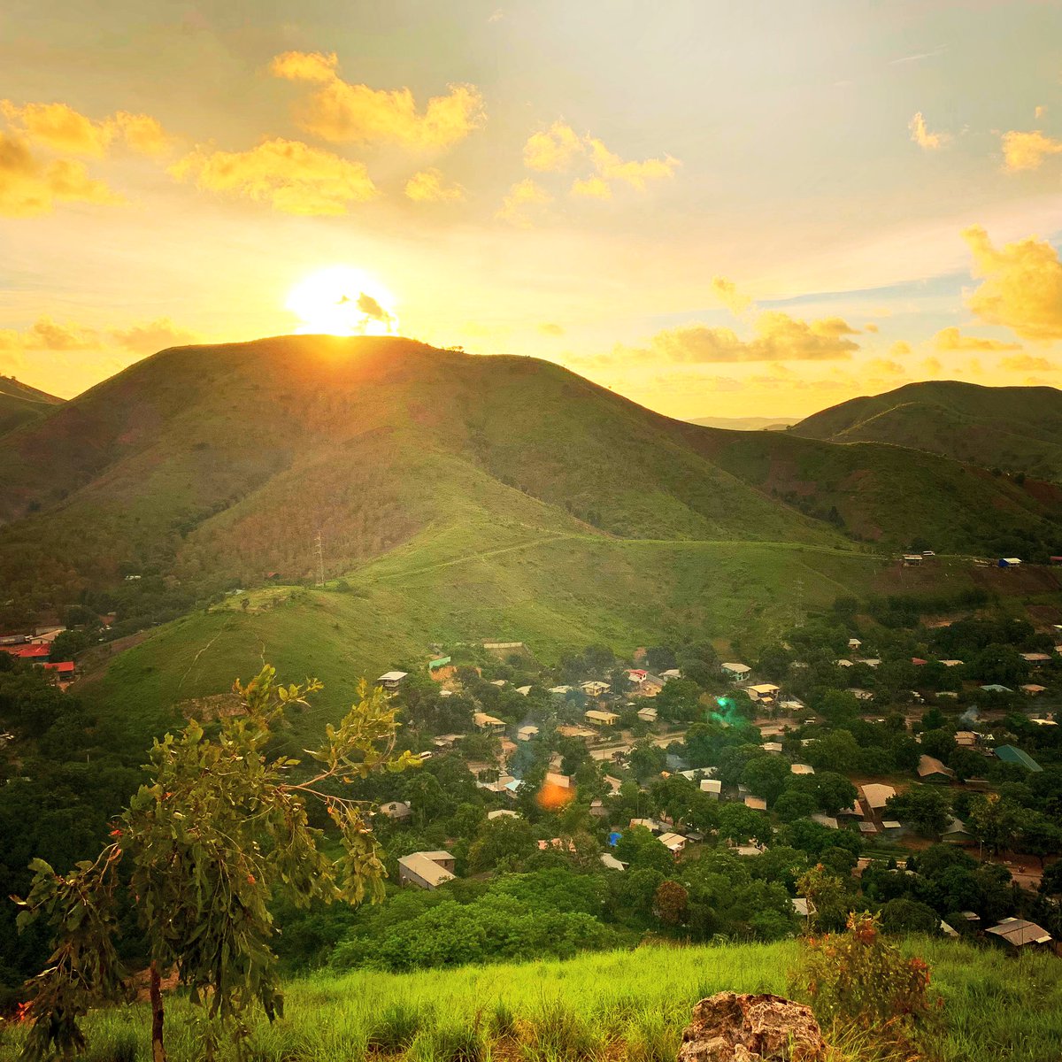 #PNG has some amazing colours and views. In Moresby the greenery is back and looking better than ever. #wetseason #sunset #travel #wanderlust #adventure #PapuaNewGuinea