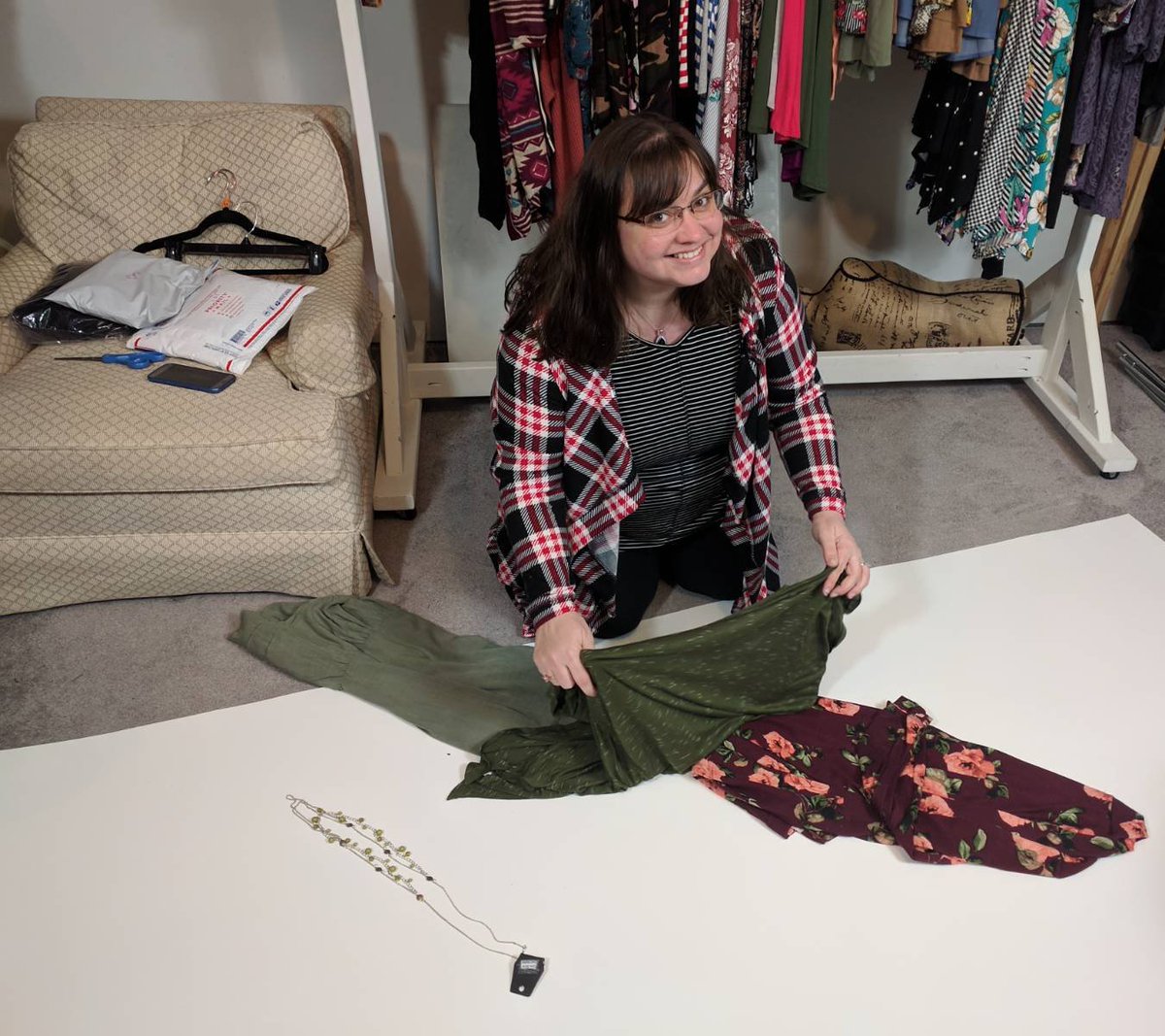 Husband comes to my biz room to deliver my fav iced tea & decides to photo 📸 me doing flat lay outfit pics. "Mastering my craft!" 🎨
#icedtea #tea #ootd #flatlay #outfits #supportsmallbusiness #paisleyraye #girlboss #paisleyrayebymoonlightblossom #paisleyrayegamechangers