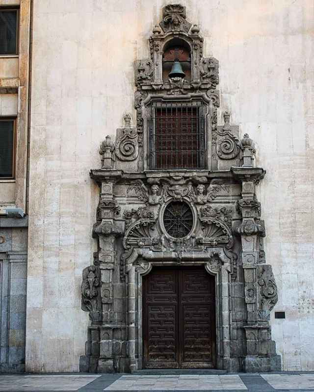 Reposting @armandaandrade:
#Madrid, #Spain 🇪🇸 #cityscape #urban #architecture #travel #travelphotography #architecturephotography #walls #windows #ancient #ancientarchitecture #ancientbuilding #church