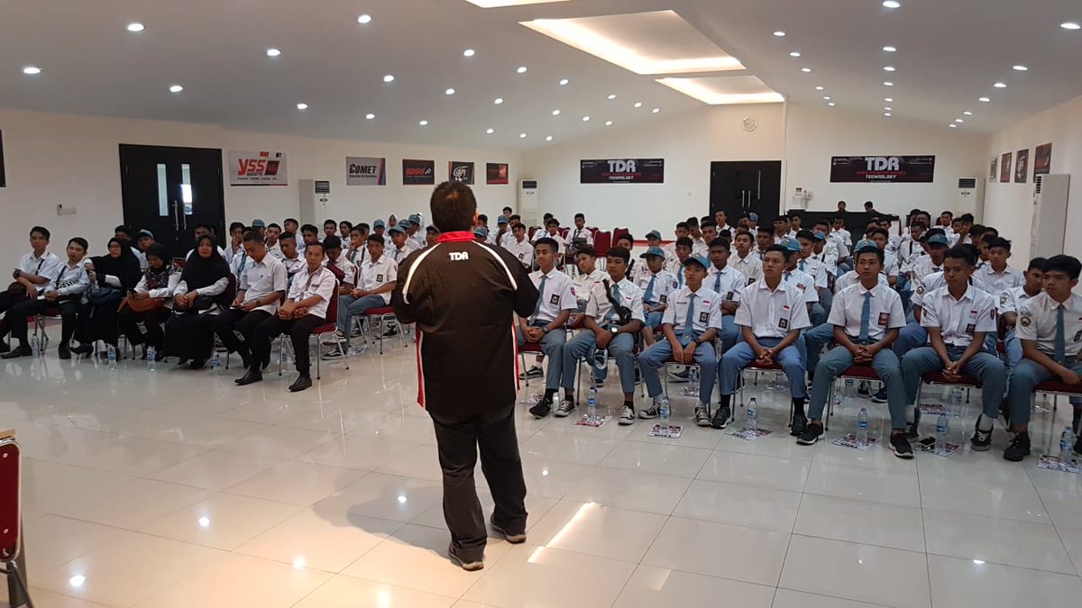 TDR_RACING's tweet photo. Visitation from Industri SMK Cijangkar, Tasikmalaya on Jan 16th, 2019 at TDR Technology Center.
#TdrOneTeam #HighPerformancePeople #EmpoweringHighPerformance https://t.co/fI1J5iCunB