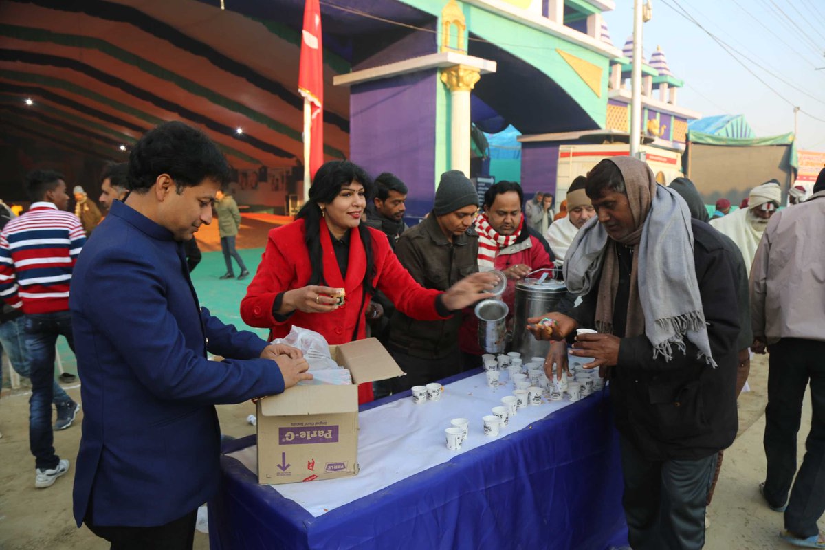 @narayanseva_ दवारा ठिठुरती सर्दी में श्रद्धालुओं को गर्म चाय और बिस्कुट से मिली राहत
#kumbh #mahakumbh #prayagraj #kumbh2019 #sharinglove #food #tea