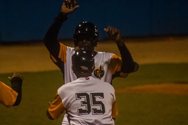 istvanojeda's tweet photo. @leticiadeCuba @VanguardiaCuba Hoy fue la noche de #AzucarerosVCL, pero #LeñadoresLTU dice que mañana será otro día el playoff #SNB58 está 2 a 1 a favor de los tuneros Con @26deLasTunas @AdelanteCuba https://t.co/BpL974mNYg