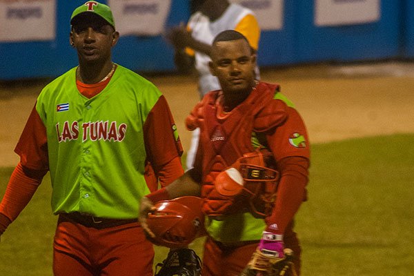 istvanojeda's tweet photo. @leticiadeCuba @VanguardiaCuba Hoy fue la noche de #AzucarerosVCL, pero #LeñadoresLTU dice que mañana será otro día el playoff #SNB58 está 2 a 1 a favor de los tuneros Con @26deLasTunas @AdelanteCuba https://t.co/BpL974mNYg