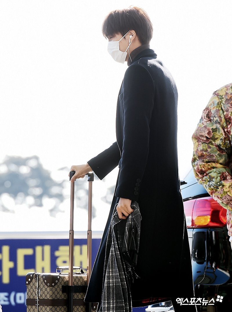 byunickai's tweet photo. He’s a prince charming, Indeed. 😍😍😍💙💙💙🐻🐻
@weareoneEXO #EXO #HappinessWithKai https://t.co/ueG7mXY88W