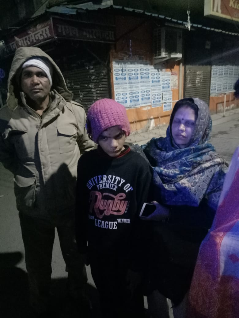 112UttarPradesh's tweet photo. गाजियाबाद- देर रात ब्रिज विहार के पास भटक रहे 13 वर्षीय मानसिक रूप से परेशान बच्चे को #PRV2168 ने सूझ-बूझ से बच्चे के हाथ पर लिखे #मोबाइल_नम्बर द्वारा परिजनों से सम्पर्क कर रात 02 बजे 07 किमी0 दूर श्याम पार्क मेन जाकर बच्चे को उसकी मॉ के सुपुर्द किया! https://t.co/OtJXoAJNwQ