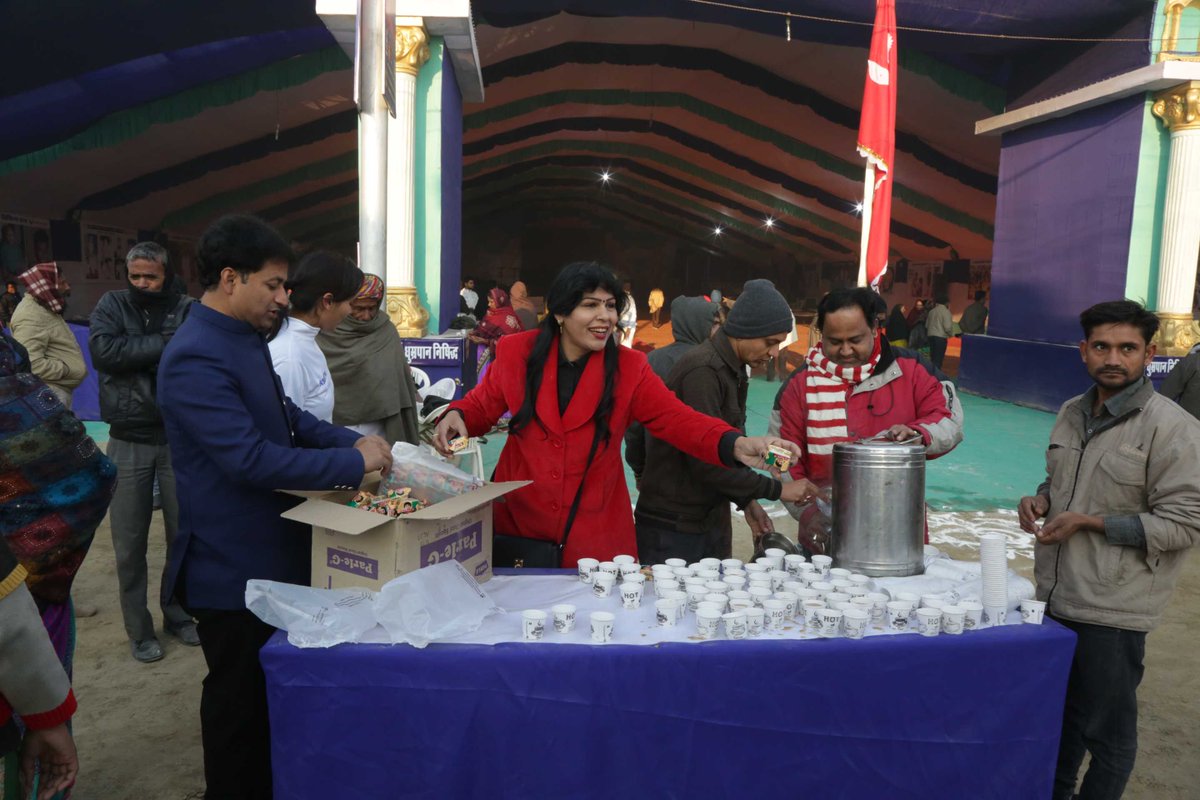 What can be more relieving than the cup hot ‘tea’ in cold winter ???
@narayanseva_ serving free breakfast to kumbh pilgrims at prayagraj.
#kumbh #mahakumbh #prayagraj #kumbh2019 #sharinglove #food #tea #prayagkumbh #happiness #pilgrims