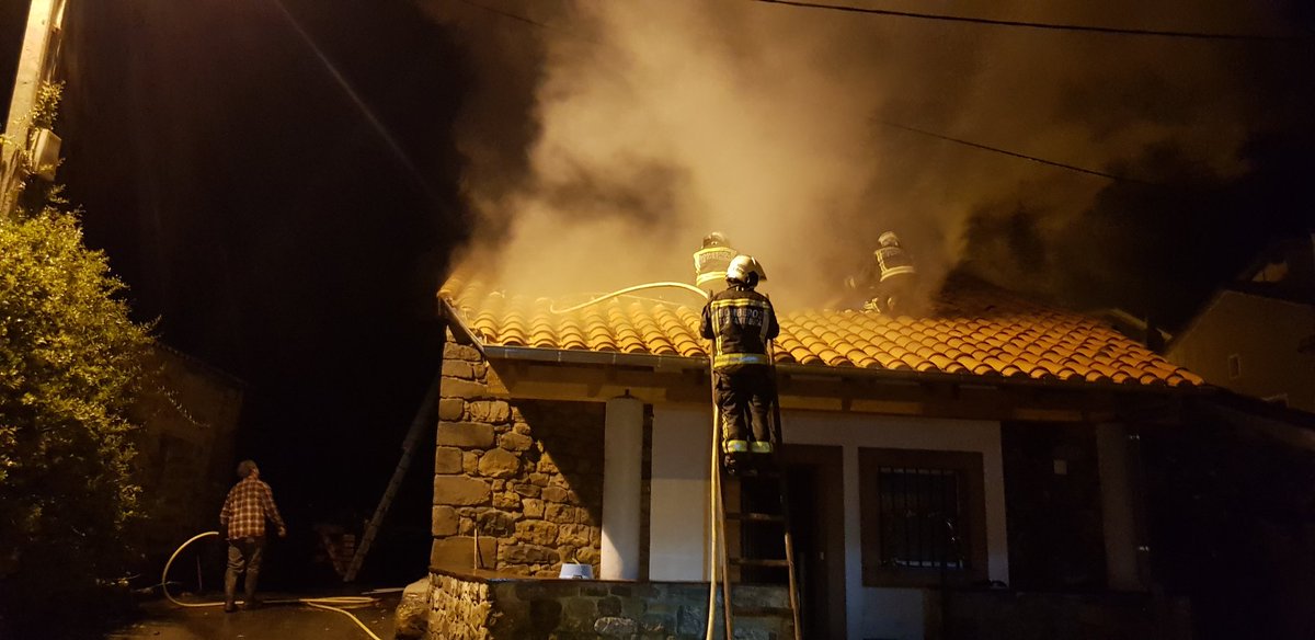 Incendio de vivienda  en Rozadio, al que asistimos miembros de Protección Civil Rionansa,  bomberos del 112 y Guardia Civil, logrando evitar que se vieran afectadas viviendas colindantes. No hubo que lamentar daños personales. <a href="/112Cantabria/">112 Cantabria</a>