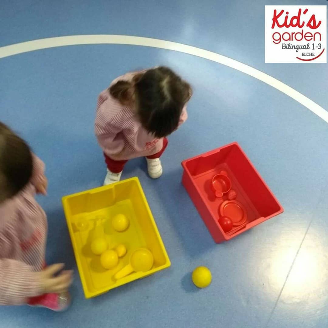 ElcheKid's tweet photo. Profundizamos en el color rojo y lo diferenciamos de nuestro viejo amigo el color amarillo. #learningColours #AprenderJugando #guarderΓa #Elche #inglΓ©s https://t.co/PQb5DoMMM2