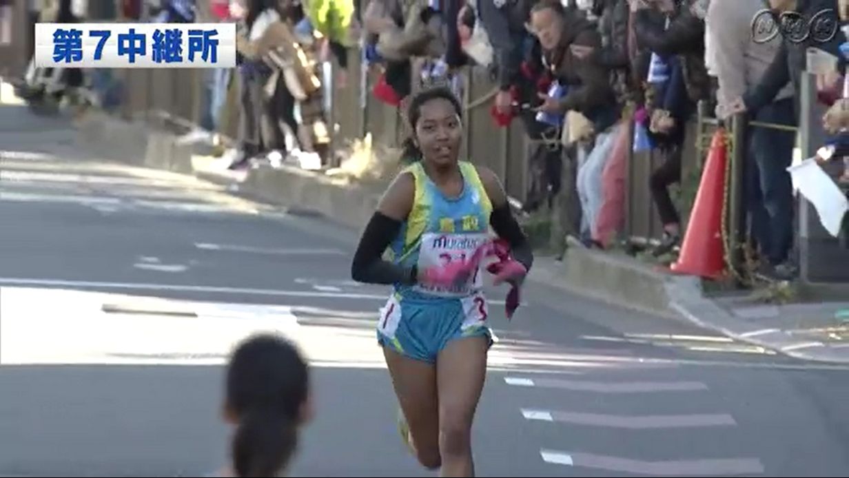 Jazzy K 皇后盃 第37回全国都道府県対抗女子駅伝 第7中継所 44位で鳥取が入ってきます 中継所でスタンバイしているのは鳥取南中の植田 絢羽 走ってくるのは箱根駅伝で活躍した旧名 ステファン マヤカさんの娘 真也加 ジェルーシャ有里選手 鳥取中央育英高 Jazzy K 皇后盃 第37回全国都道府県対抗女子駅伝 第7中継所 44位で鳥取が入ってきます 中継所でスタンバイしているのは鳥取南中の植田 絢羽 走ってくるのは箱根駅伝で活躍した旧名 ステファン マヤカさんの娘 真也加 ジェルーシャ有里選手 鳥取中央育英高
