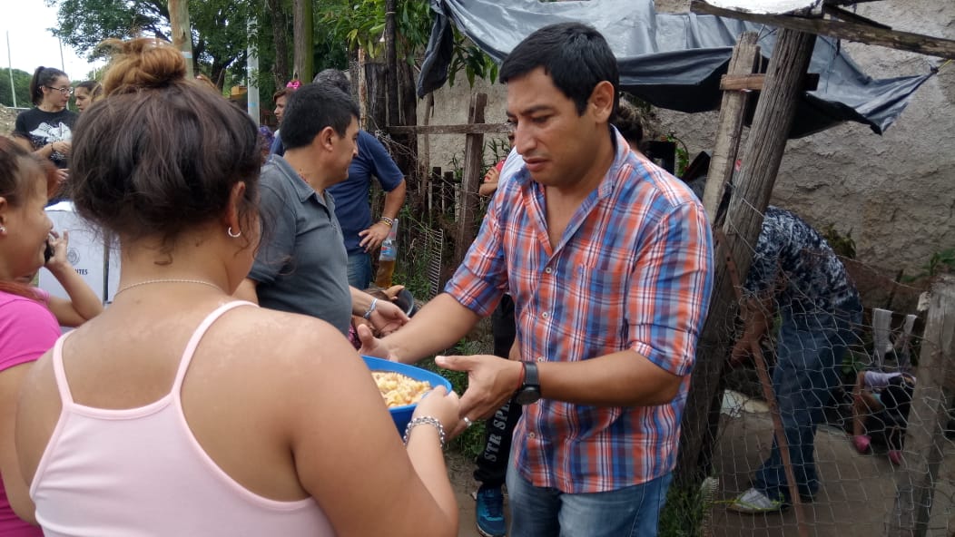 CorrientesGob's tweet photo. Llevamos asistencia a las familias que fueron afectadas por el temporal en los barrios: Caridi, Patono, Virgen de los Dolores, Quilmes, Santa Rita y Santa Marta de #Capital. Entregamos módulos alimentarios, ropas, calzados, repelentes, alcohol en gel y artículos de limpieza. https://t.co/ZT0D4lWSpm