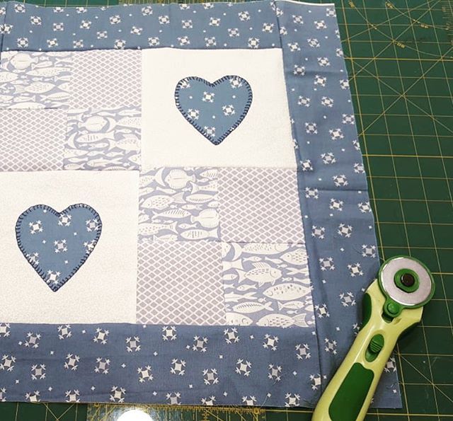 Telasdeluna's tweet image. En el aula de #telasdeluna 🏠me colé 😉alumnas que hacen maravillas ✂️, profe @angelinesartero ❤️
.
.
#lovepatchwork #quilter #telasmolonas #telasbonitas #heart #heartquilt #isew #sew #sewing #sewsewsew #coserfacilymas #cosermola #cosermola #colchasbonitas #diy #diydecor #feta…