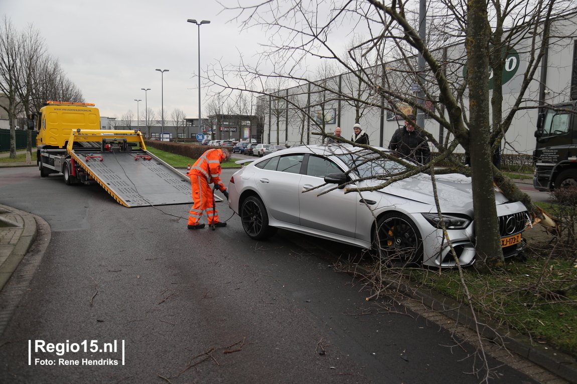 regio15's tweet photo. Bij dit ongeval vielen geen gewonden. Berger @Vreugdenhil_ voert de auto af. #Theems https://t.co/oARuzfnTtx