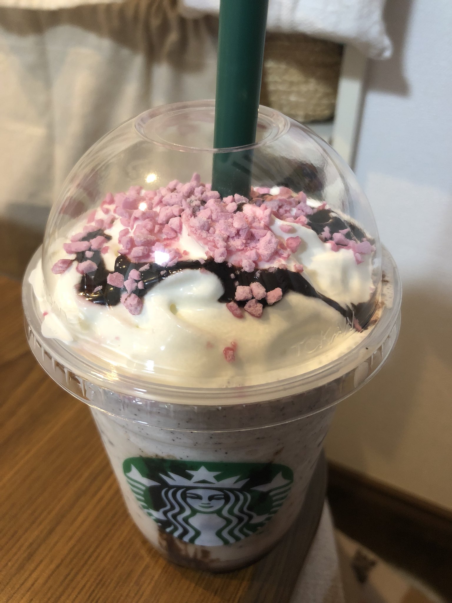 Pファイブ先生 悲報 スタバ初心者のオレが小腹が空いたのでハンバーガーを買いにドライブスルーしたら ハンバーガーなんて売ってなくて 洒落たパンと ヘドが出そうな名前のドリンクを買ってしまった ロマンチックが止まらない