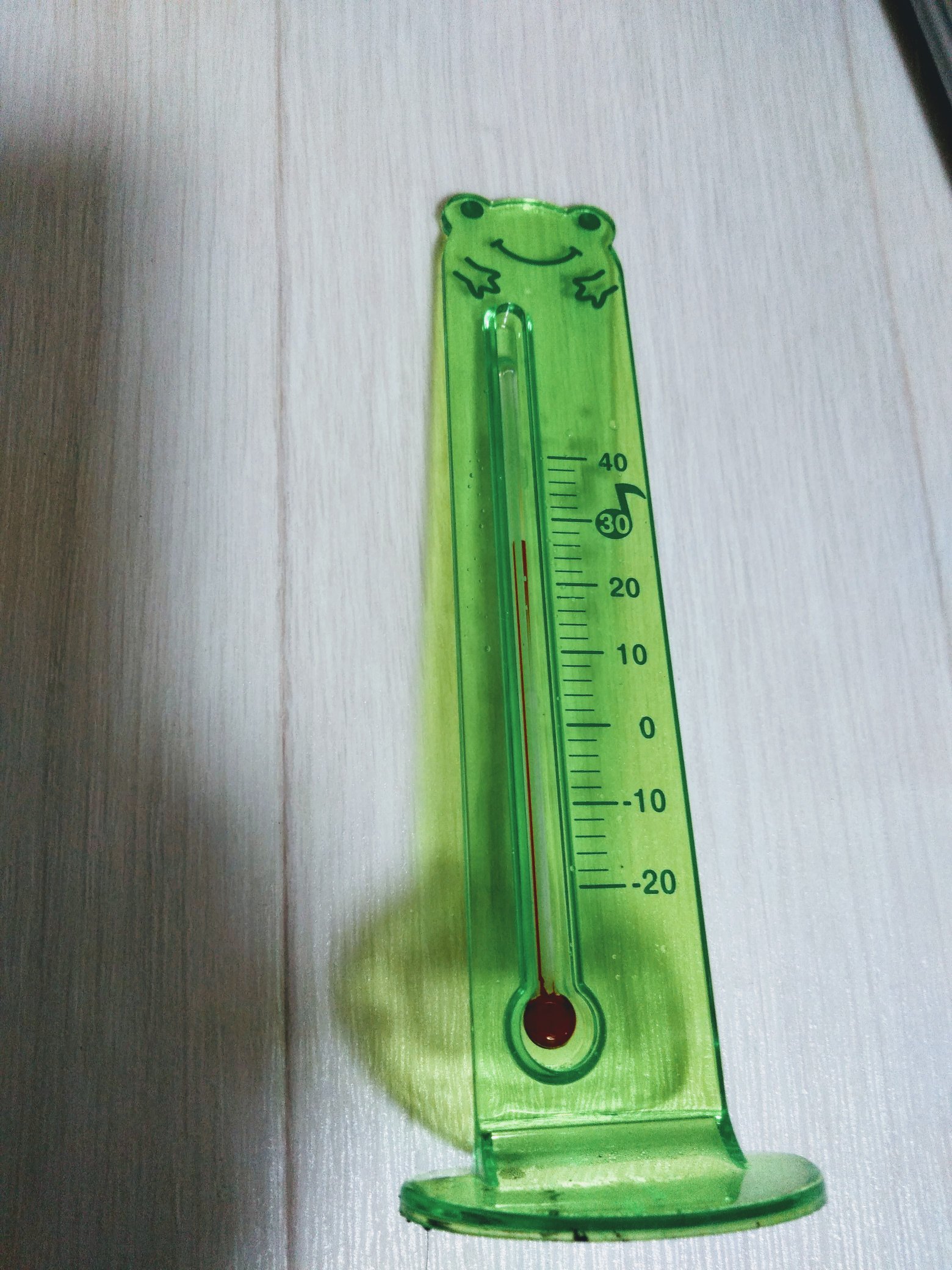 福子 今日も100均でつのーちゃんグッズを買ってきましたよ 立てて置けるカエルちゃん温度計 カエル飼育の必需品 霧吹きです 霧吹きは毎日ハードに使うからすぐ壊れるのか約三か月で３個目です 高いの買えばいいやん と言われても私は飽きっぽい