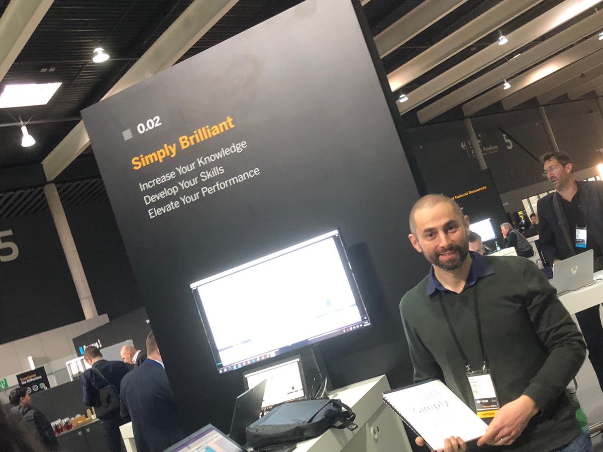 SimplyGetRes's tweet photo. The stand says its all #dataanalytics #SAP #FKOM2019 #Changinghowtheworldworks https://t.co/CD5VROWDEv