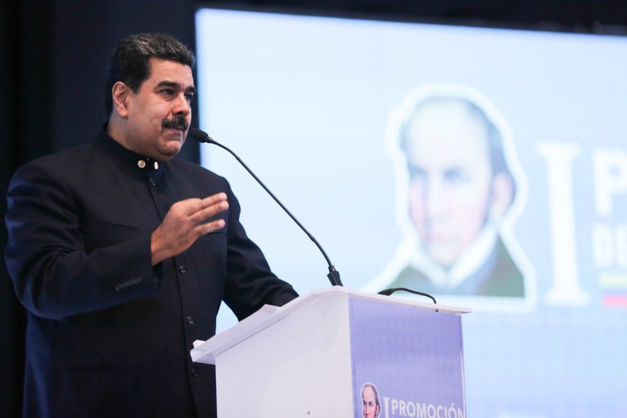 JorgePerezVEN's tweet photo. En el Día del Maestro y la Maestra el Pdte. @NicolasMaduro
Participó en Acto de Grado donde 692 Profesionales se suman a la labor Educativa gracias a la Micro Misión Simón Rodríguez, espacio en el que designó las autoridades de la Universidad del Magisterio.
#MaestrosEnRevolución https://t.co/sJ1uUGIvHA