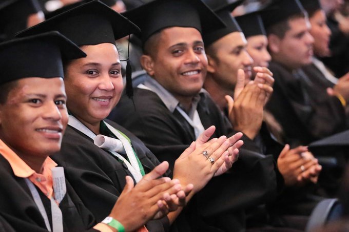 JorgePerezVEN's tweet photo. En el Día del Maestro y la Maestra el Pdte. @NicolasMaduro
Participó en Acto de Grado donde 692 Profesionales se suman a la labor Educativa gracias a la Micro Misión Simón Rodríguez, espacio en el que designó las autoridades de la Universidad del Magisterio.
#MaestrosEnRevolución https://t.co/sJ1uUGIvHA