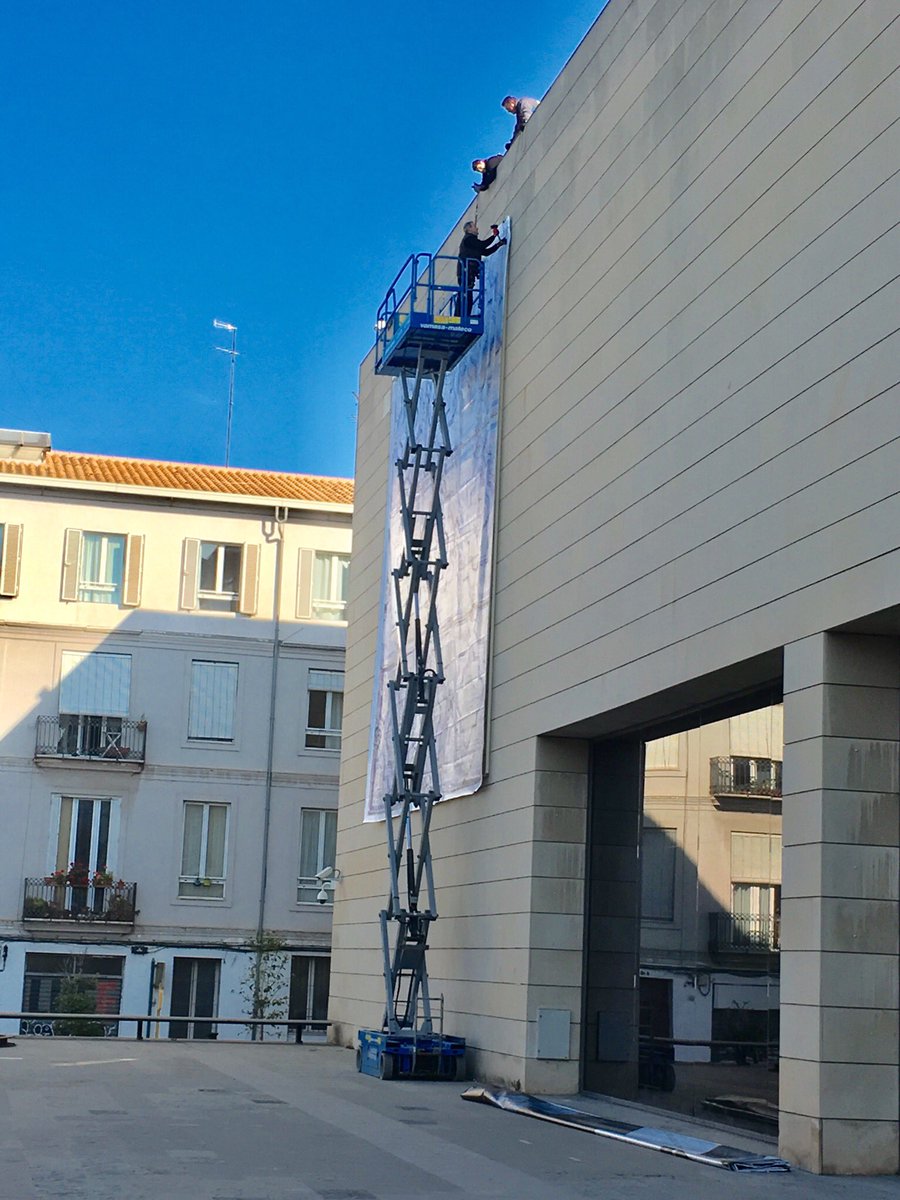 gva_IVAM's tweet photo. #workinprogress #IVAMproduce Soledad Sevilla interviene la fachada del @gva_IVAM https://t.co/tBhZGRiFGG