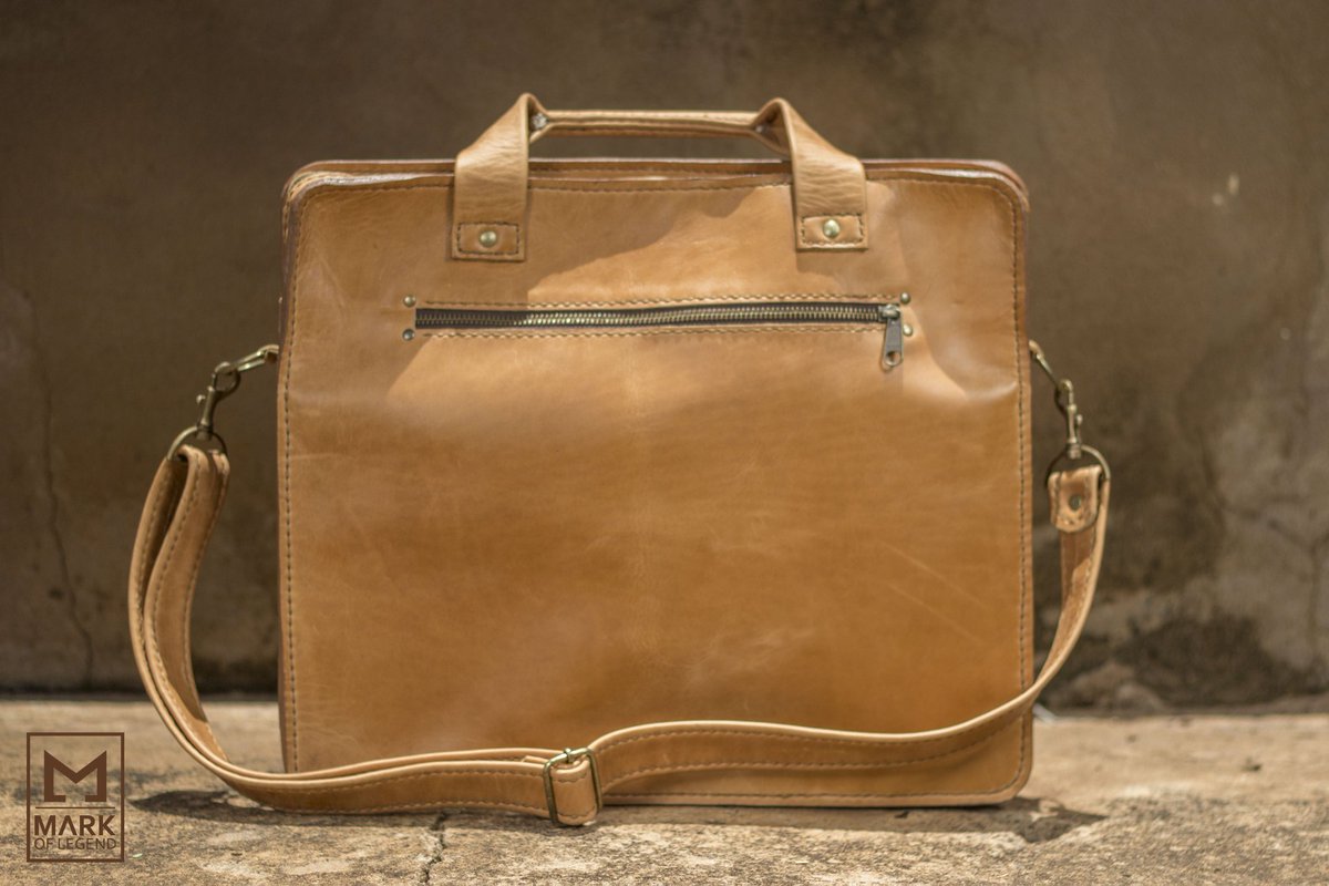MarkOfLegend1's tweet photo. Laptop bag done in Diesel Caramel leather. Bag features front compartment with extra pockets and pouches, padded laptop compartment, 2nd main compartment and front and back zip pockets.
Dimensions: 400mm x 340mm x 125mm
#markoflegend #genuineleather #realleather #laptopbag https://t.co/VgldQY08MV
