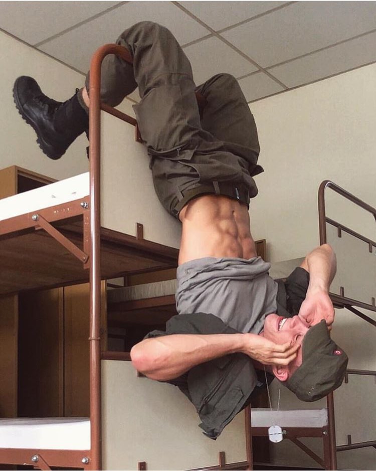 sobooys's tweet photo. Marque sua amiga que gosta de um militar 🤤 https://t.co/XKAzgMFPSv
