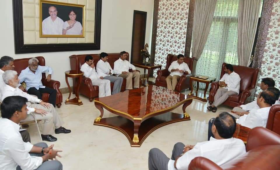 VSReddy_MP's tweet photo. ఫెడరల్‌ ఫ్రంట్‌ విషయమై టీఆర్ఎస్‌, వైసీపీ నాయకులు కలిస్తేనే.... ఆంధ్రులకు ద్రోహం జరిగిపోయినట్టు గోల పెడుతున్న ఎల్లో కుల మీడియా, టీడీపీ, సీపీఐ నాయకులు.... తెలంగాణ ఎన్నికల్లో కలిసి పోటీ చేద్దామని కేసీఆర్‌ను ప్రాధేయపడి, భంగపడ్డ చంద్రబాబు విషయంలో మీ నోళ్ళకు తాళాలు పడతాయా? https://t.co/WtAkOKzImQ