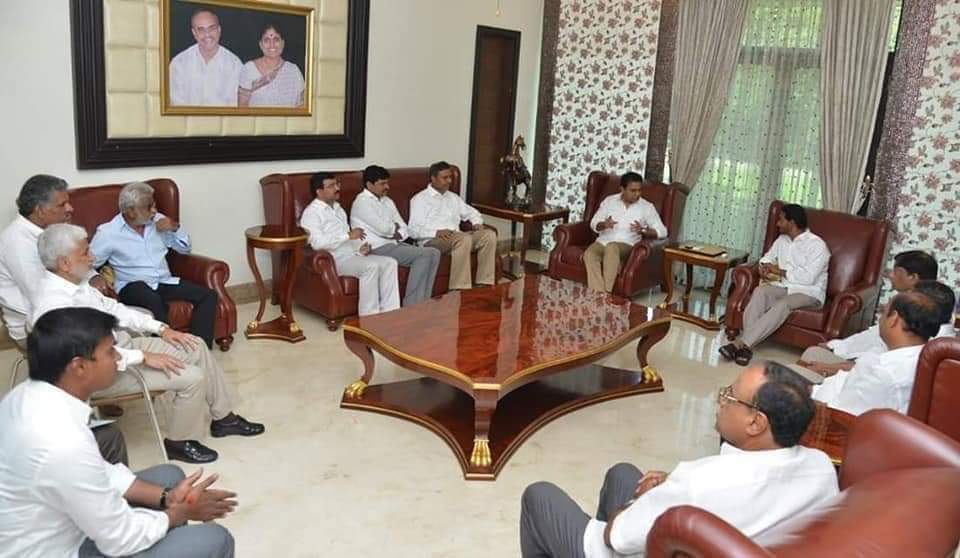 VSReddy_MP's tweet photo. ఫెడరల్‌ ఫ్రంట్‌ విషయమై టీఆర్ఎస్‌, వైసీపీ నాయకులు కలిస్తేనే.... ఆంధ్రులకు ద్రోహం జరిగిపోయినట్టు గోల పెడుతున్న ఎల్లో కుల మీడియా, టీడీపీ, సీపీఐ నాయకులు.... తెలంగాణ ఎన్నికల్లో కలిసి పోటీ చేద్దామని కేసీఆర్‌ను ప్రాధేయపడి, భంగపడ్డ చంద్రబాబు విషయంలో మీ నోళ్ళకు తాళాలు పడతాయా? https://t.co/WtAkOKzImQ