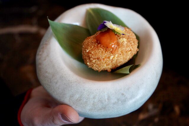 ¡¡Por fin ha llegado nuestro día más esperado !!🥳🥳🥳.El día internacional de la croqueta.
Así que es el día perfecto para probar nuestro"Croquetòn de huevo frito,chistorra y mojo picón"🤩#urrechu #cielodeurrechu #urrechuvelazquez #akangasbyurrechu #restaurantesmadrid