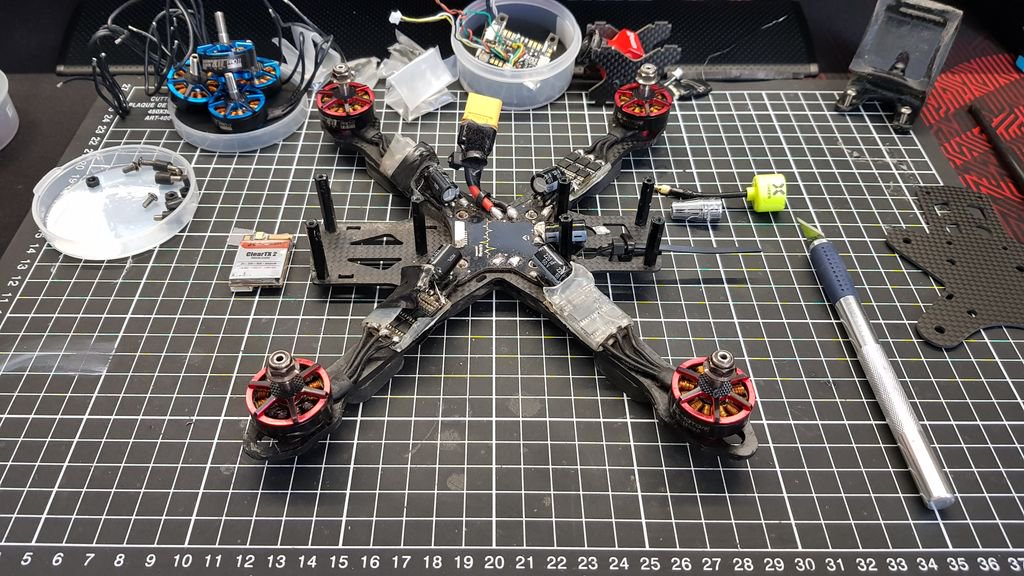 wearefpv's tweet photo. Opération du Reverb #6s de Qnnk. Au programme : un ClearTX 2 de #foxeer + bottom neuve + rxsr neuf et des F40 PRO II 2150kv cette fois !!🚀

#tmotor #cleartx #drone #fpv #dronestagram #propkillers #quaddiction #fpvmilitia #sport #freestyle #dronelove #kissv2 #flyduino #ImpulseRC https://t.co/yCYTR5wLiO