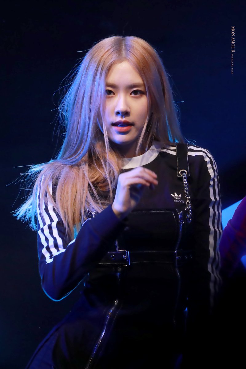 monamour_ROSE's tweet photo. 🥺 No word can describe how much i miss you. Wait for me 😔😔 a little bit more Chaeng ah ~~~ 

#블랙핑크 #로제 #BLACKPINK #ROSÉ https://t.co/68hBvnJfYA
