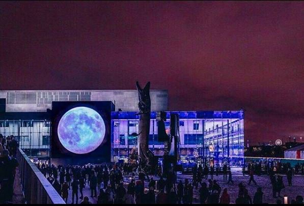 IlkkaPaloniemi's tweet photo. SciFi paljastaa tulevaisuuden, Lux Helsinkiin Moonlight teoksen tehnyt Marco Brianza teki tarkan havainnon. #scifi #bladerunner1982 #musiikkitalo #clearchannel #luxtalks #symposium #luxhelsinki #mediascreen #curatorslife #sharpeyenote of @marcobrianza photo Petri Anttila https://t.co/Wj0w3LMAPT