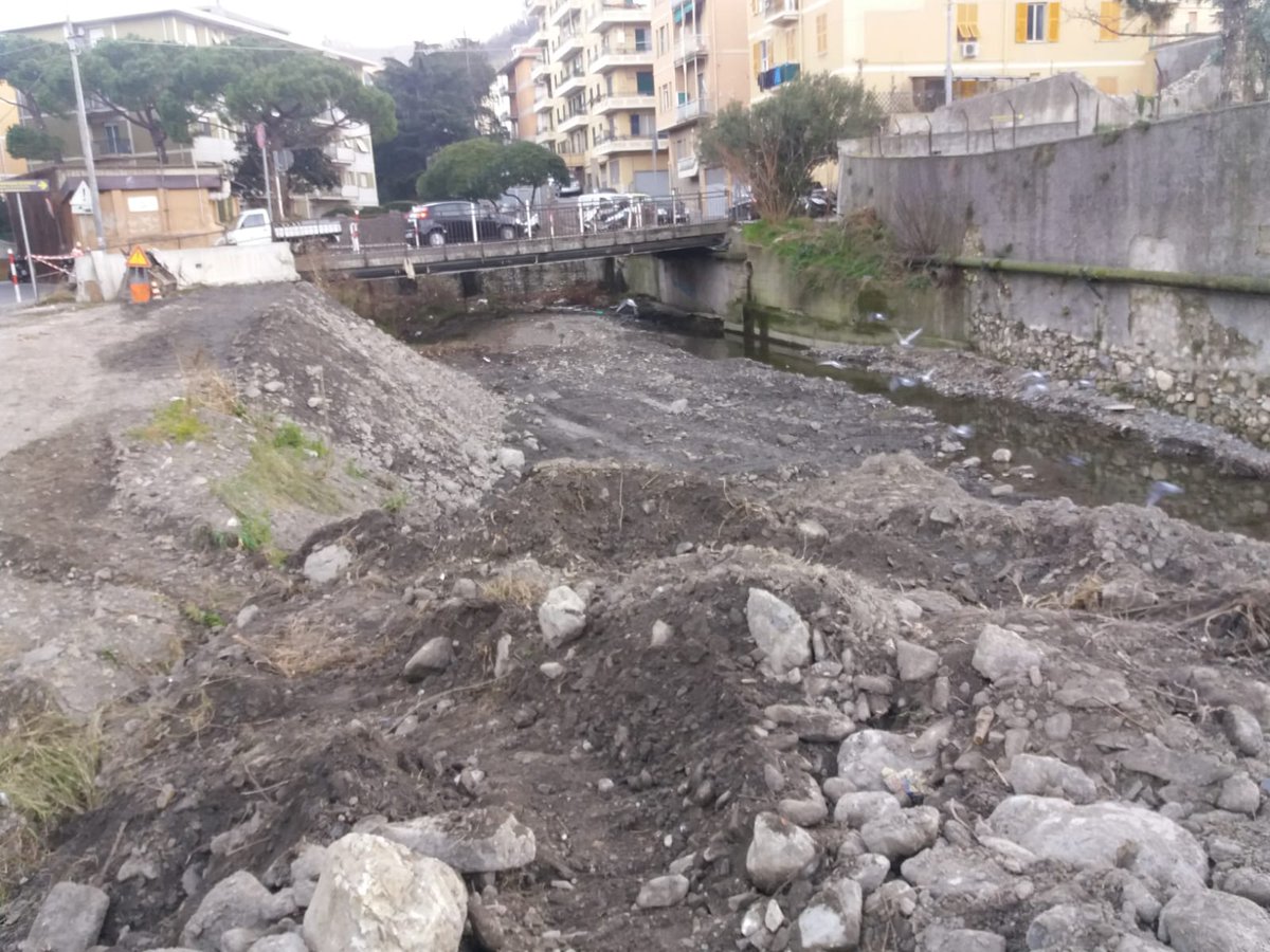 astergenova's tweet photo. #ASTer sta effettuando lavori si sgombero del materiale di sovralluvionamento con la sistemazione del profilo di sezione dell'alveo sul Torrente #Torbella in via Faliero Vezzani altezza via al Garbo #Rivarolo in #Valpocevera. https://t.co/nPsZGBhz84
