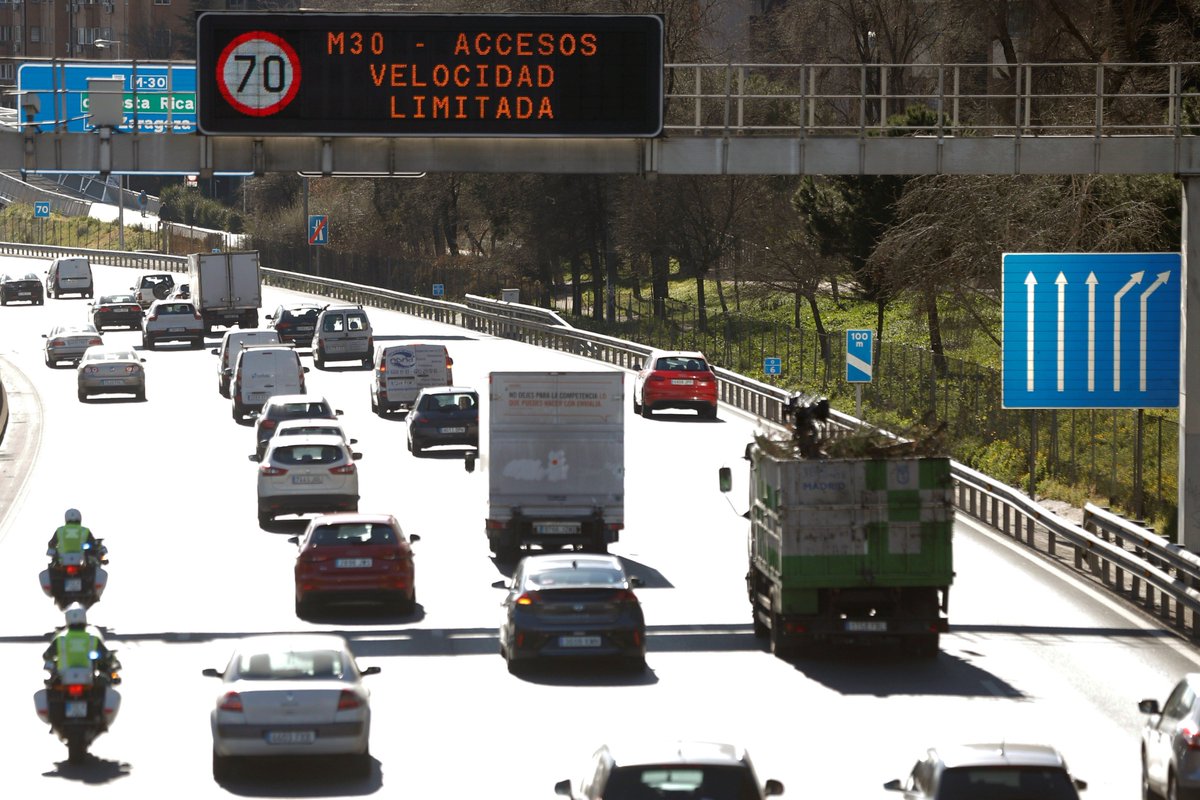 EFEverde's tweet image. #Madrid prohíbe hoy circular a los coches sin etiqueta por la #contaminación efeverde.com/noticias/madri… #residuos @MADRID #protocolocontaminación
