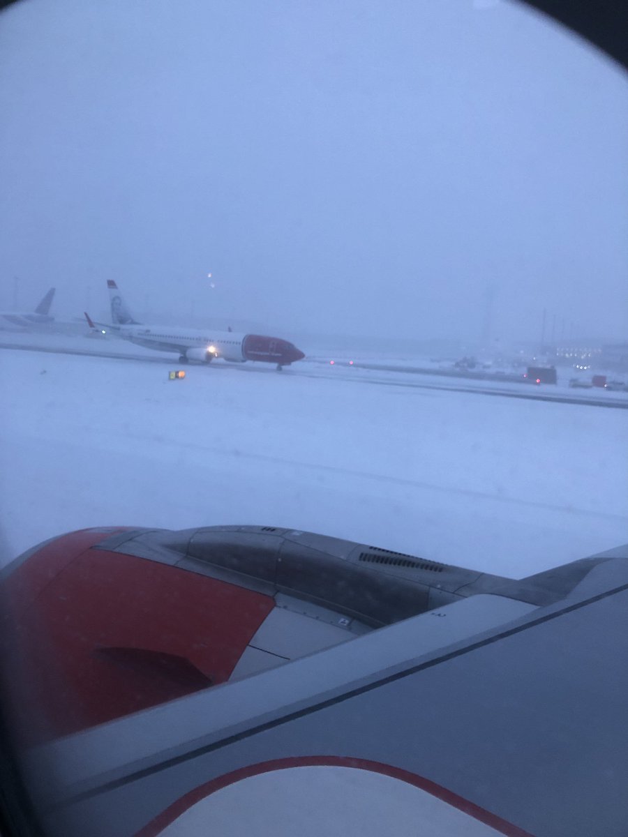 Steens_Tweets's tweet photo. #snowing at #gardemoen today! https://t.co/8qniIfHZhR