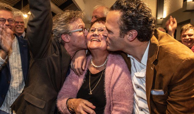 Coalitieonderhandelingen West Betuwe: Wie sluit wie nu uit? GELDERMALSEN West Betuwe is een feit. Er is een gemeenteraad. Maar nog geen college van B en W; de onderhandelingen daarover zijn al twee maanden bezig. Tot ieders verrassing... http://twib.in/l/B5L4GEnqdjrg