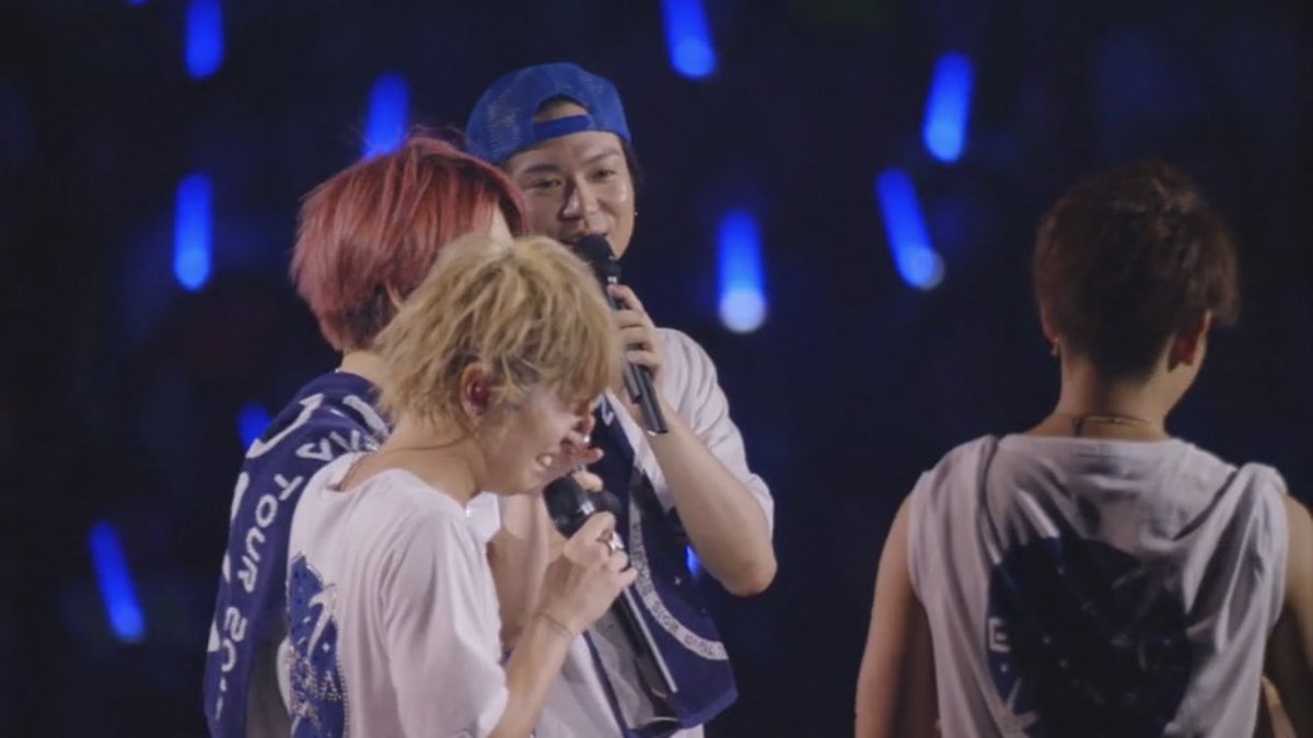 tg_pana_ns's tweet photo. ファンのサプライズに感激して次の曲の頭をなかなか歌えないてごちゃん、相方には差し出されたタオルではなく歌をお願いって委ねて、まっすーはそれを受け止めて「いくよ、俺が(手越の代わりに)歌うよ？」ってこたえて、てごちゃん「うん、うん」って泣きながら頷いたの見て氷温歌い出す流れまじNEWS https://t.co/JDblA0Jzss