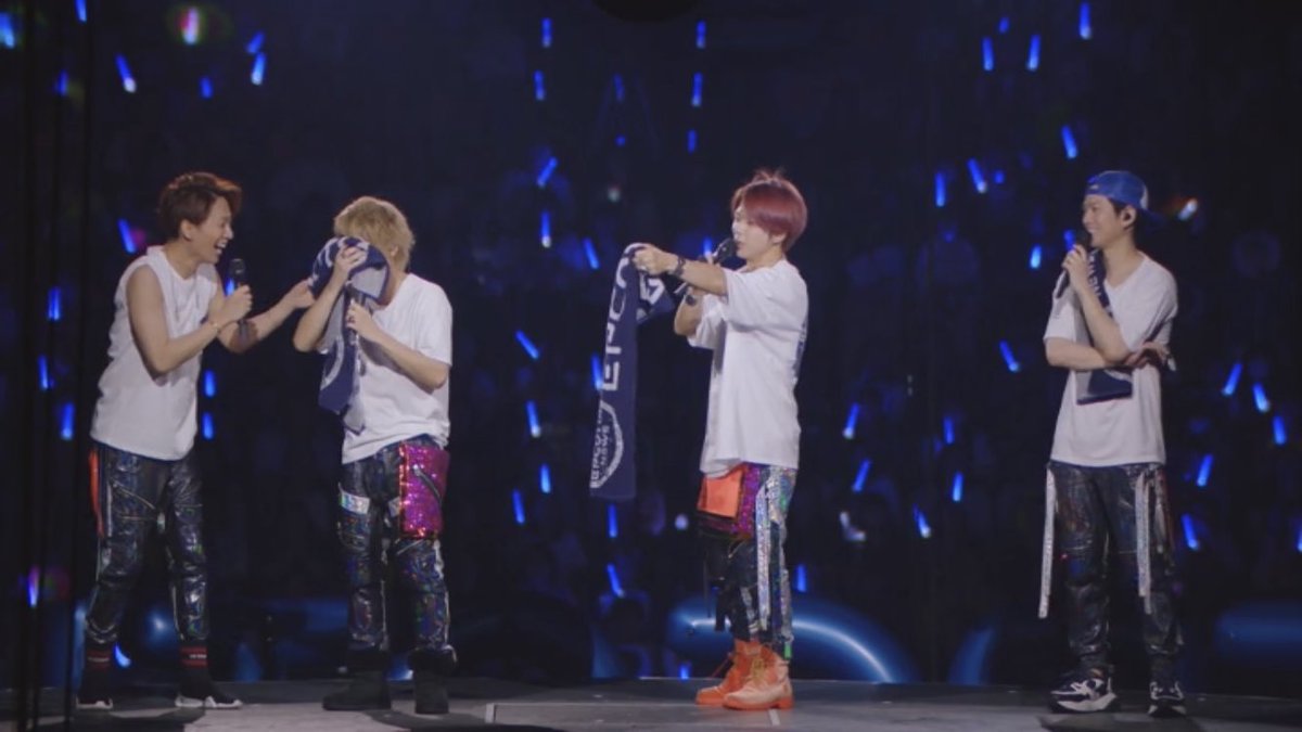 tg_pana_ns's tweet photo. ファンのサプライズに感激して次の曲の頭をなかなか歌えないてごちゃん、相方には差し出されたタオルではなく歌をお願いって委ねて、まっすーはそれを受け止めて「いくよ、俺が(手越の代わりに)歌うよ？」ってこたえて、てごちゃん「うん、うん」って泣きながら頷いたの見て氷温歌い出す流れまじNEWS https://t.co/JDblA0Jzss