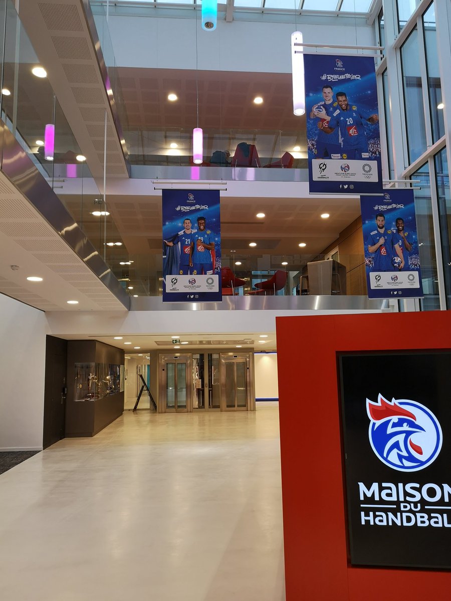 CDESLimoges's tweet photo. Fin de session en apothéose pour la P35 du Master avec une dernière journée à la Maison du Handball @ffhandball ! Merci @bbarbusse pour l'accueil dans cette belle maison. Première présentation assurée par @AudreyTort sur le dispositif de promotion de @EHFEURO 2018 #Handballisime https://t.co/3TDps6KapB