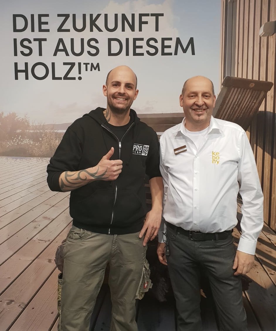 KebonyWood's tweet photo. Wir starten den 3. Tag auf der @BAU_Muenchen! So happy sieht man übrigens aus, wenn man zum Kebony #PRO_Team gehört 😬 Neue Schulungen mit dem #Holzfachhandel starten im Februar! #bau2019 #handwerk #terrassenbau #holzterrassen https://t.co/laFrfiskuJ