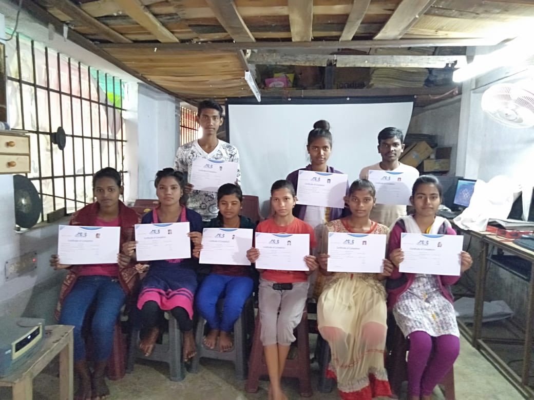 PMGDISHA_JHR's tweet photo. Certificate distribution to successfully certified students of BCC. 
VLE Deepak Srivastav started training of  #PMGDISHA  benefeciery under BCC course to develop their skills at Panchyat-Hurlung, Block-Golmuri, E Singhbhum #Jharkhand .@CSCegov_ @CSCJharkhand @PMGDISHA https://t.co/uCCjHUYb13