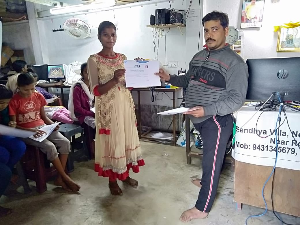 PMGDISHA_JHR's tweet photo. Certificate distribution to successfully certified students of BCC. 
VLE Deepak Srivastav started training of  #PMGDISHA  benefeciery under BCC course to develop their skills at Panchyat-Hurlung, Block-Golmuri, E Singhbhum #Jharkhand .@CSCegov_ @CSCJharkhand @PMGDISHA https://t.co/uCCjHUYb13