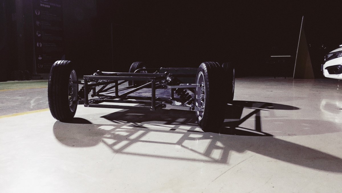 thepixmoving's tweet image. PIX #DriveByWire Chassis first fresh look after assembly. Customized size with partial tube structure. What will the pod be on it? Moving theater, autonomous vending machine, logistics cargo or shuttle vehicle?   #ByWireControl #CarMechanics #ChassisDesign #AutonomousMobility