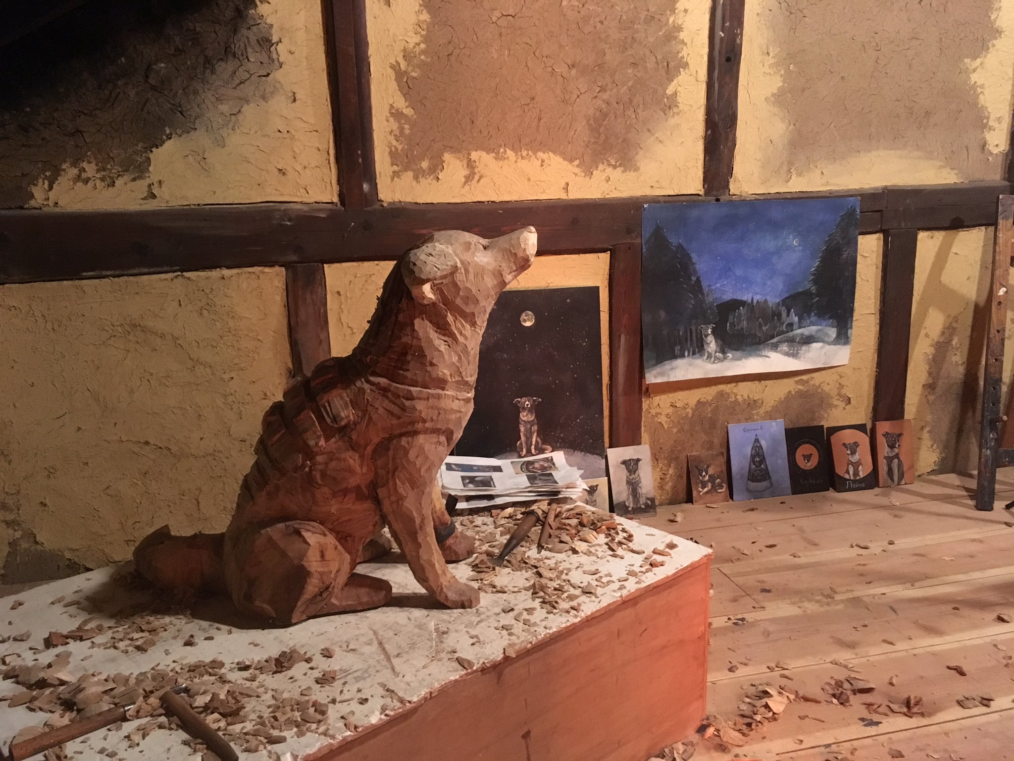 はしもとみお 屋根裏アトリエで 宇宙へ行った犬 ライカ犬クドリャフカの彫刻を彫っています ここは宇宙空間だと思って