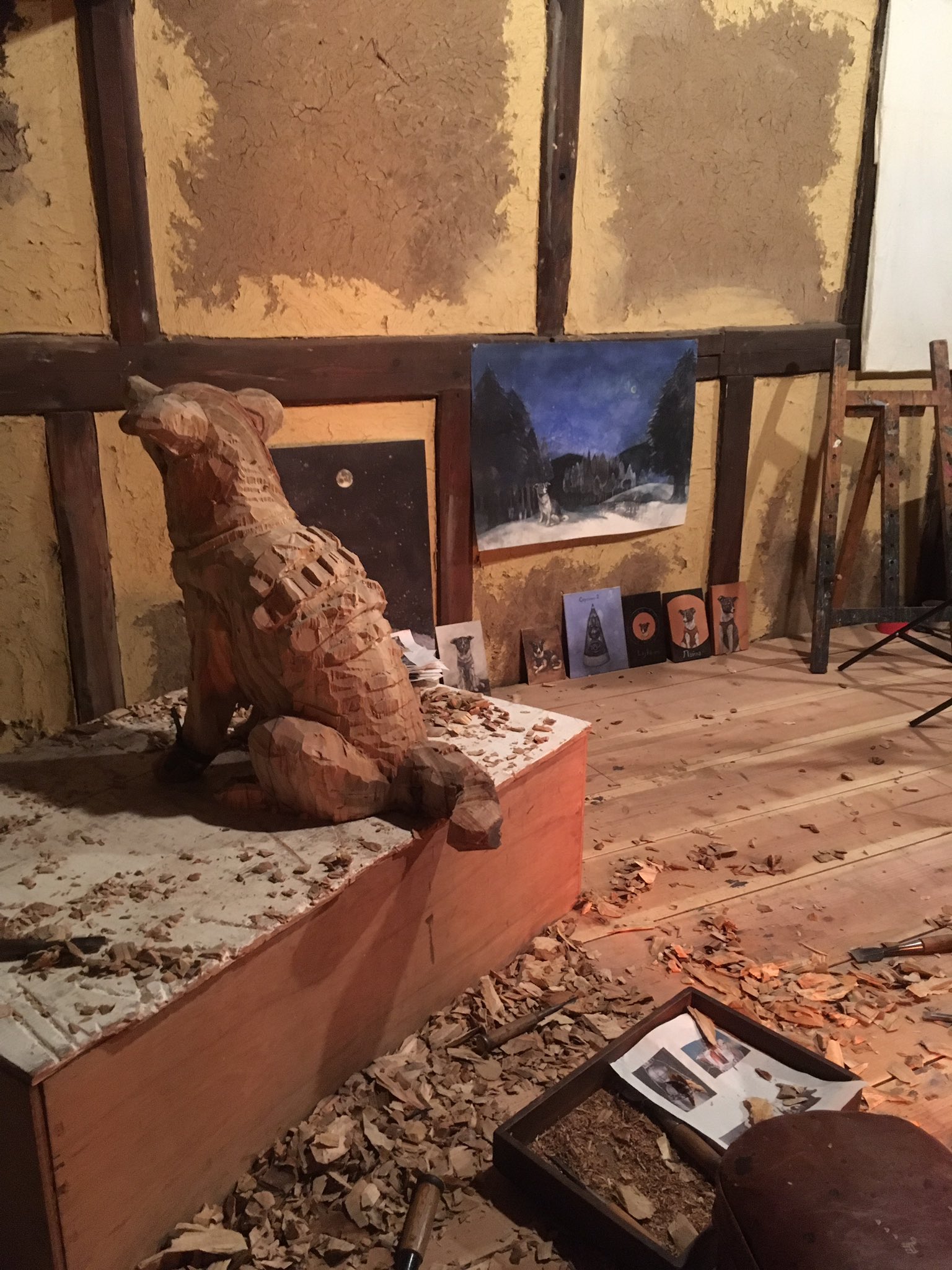 はしもとみお 屋根裏アトリエで 宇宙へ行った犬 ライカ犬クドリャフカの彫刻を彫っています ここは宇宙空間だと思って