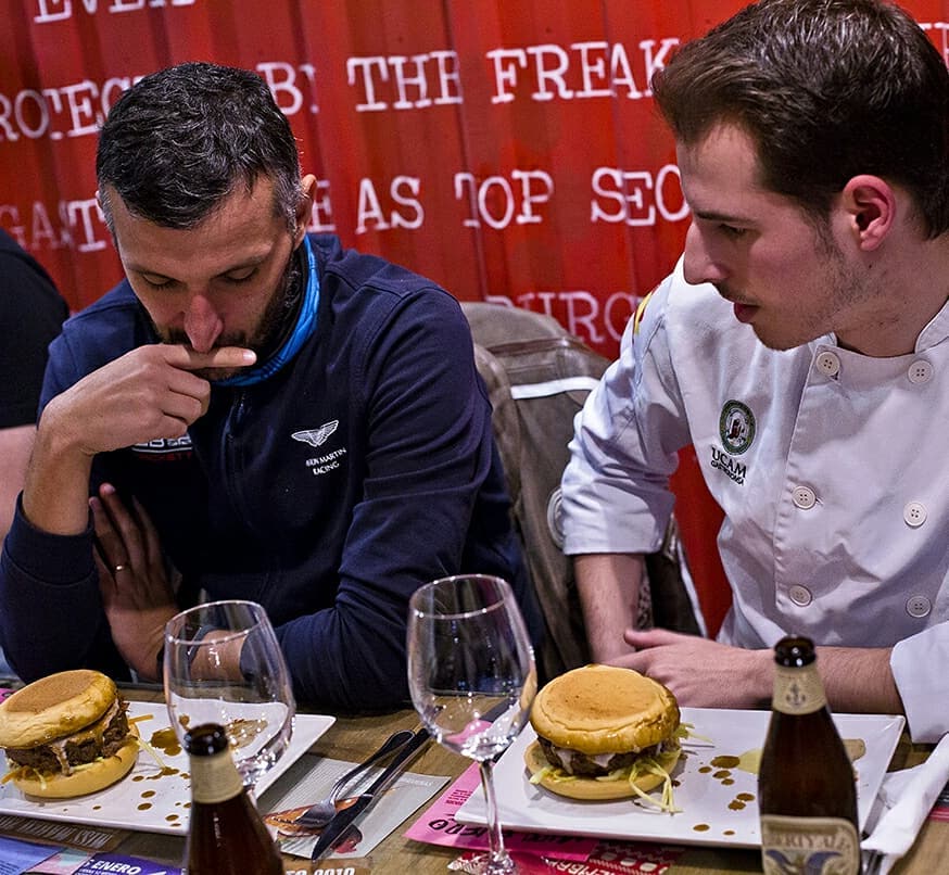 UCAMGastronomia's tweet photo. El alumno Javier Moreno y el profesor Pablo Gómez han diseñado la hamburguesa del mes, disponible en Freak Burguer International de Murcia.

Este proyecto es una pasada

#ClubDeLaHamburguesaPerfecta  @FreakBurguerInt https://t.co/6ZiS8fYKdI
