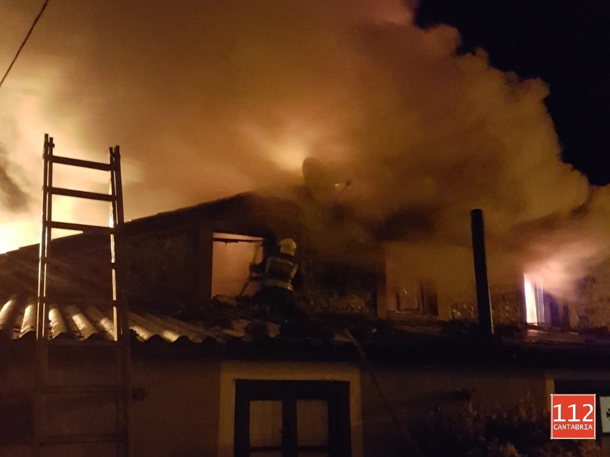 Extinguido un incendio en una vivienda de Rozadío #Rionansa. La zona habitable se ha visto completamente afectada. Durante toda la madrugada han trabajado en el lugar bomberos <a href="/112Cantabria/">112 Cantabria</a>, voluntarios de #ProtecciónCivil y <a href="/guardiacivil/">Guardia Civil</a>. +Información: bit.ly/2FtXHlZ