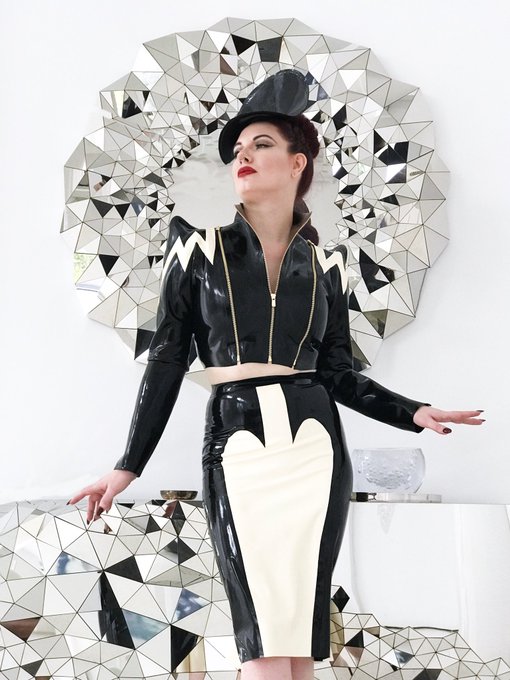 Me in NYC wearing Torture Garden latex suit and Renee Masoomian hat https://t.co/y0Xxh4u0Mg<a href="/tag/angelaryan"class="tags"><span>#angelaryan</span></a><a href="/tag/retrolovelymagazine"class="tags"><span>#retrolovelymagazine</span></a>