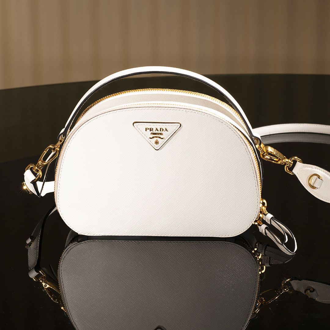 Prada Japan 1 月 18 日 金 より全国のプラダショップにて新作 プラダ オデット を発売 1月 日 日 まで下記の店舗では特別なサービスも 銀座店 神戸店 伊勢丹新宿 3 F店 横浜そごう店 福岡岩田屋 1 F店 ぜひこの機会にお立ち寄りください
